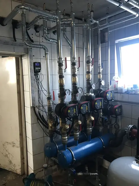 Manifolds and pump groups