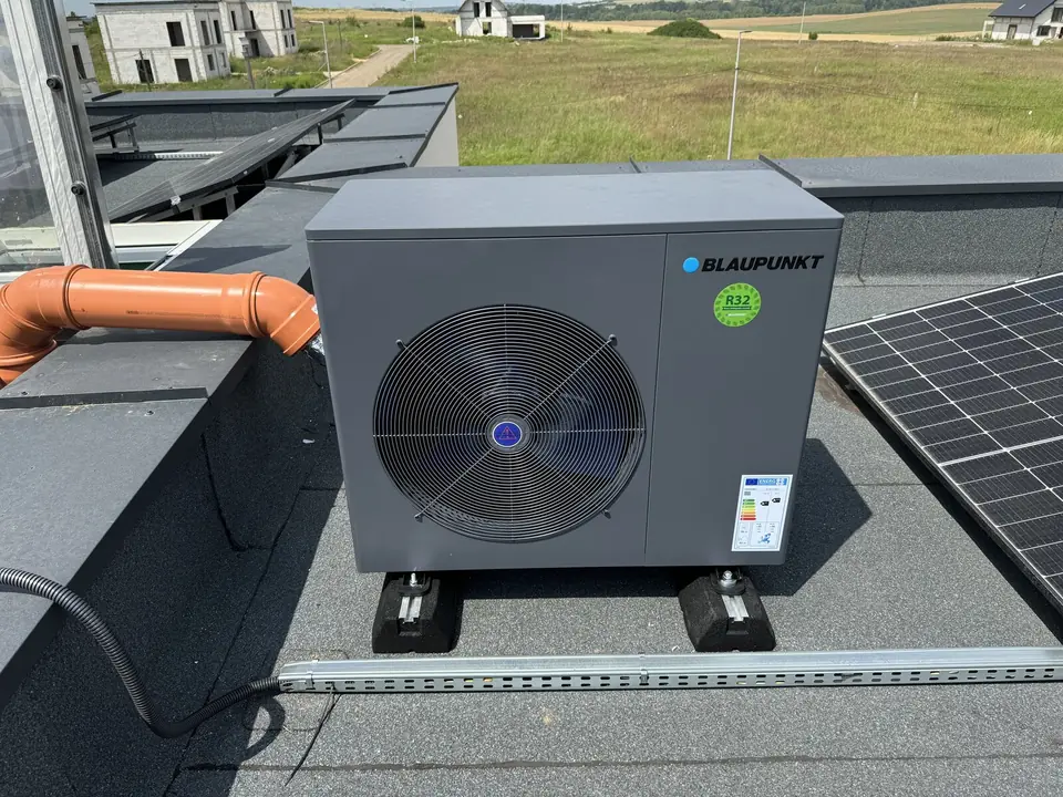 Wärmepumpe auf dem Dach neben einer PV-Anlage