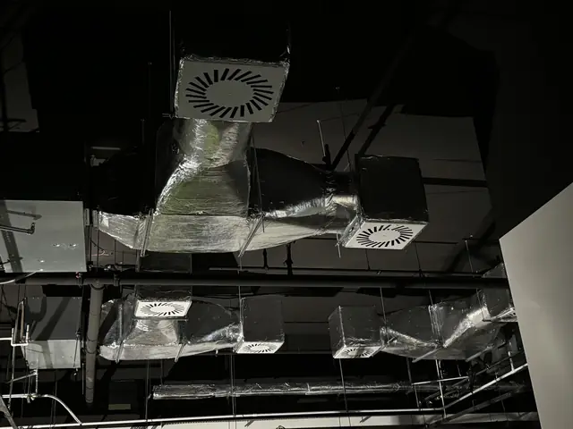 Ducts and diffusers below the ceiling