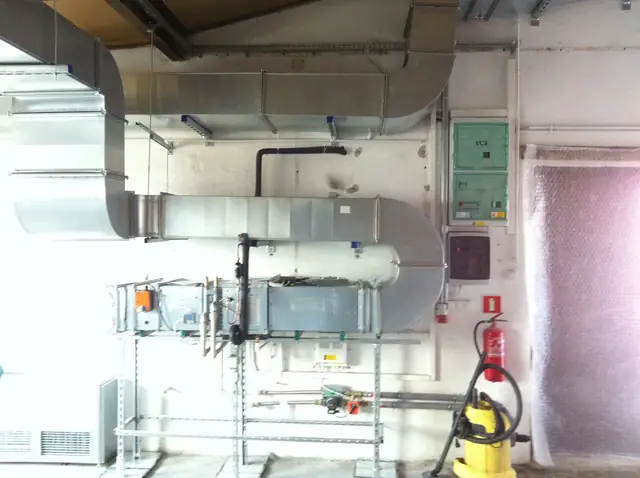 Ventilation system in an industrial hall