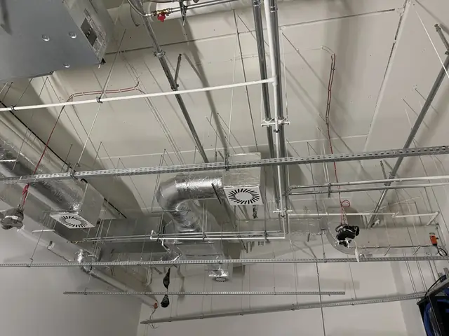 Ventilation installation below the ceiling